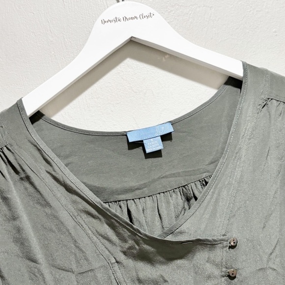 LIL ANTHROPOLOGIE Women’s Green 100% Silk Wrap Button Front Blouse Size 8 - Picture 2 of 8